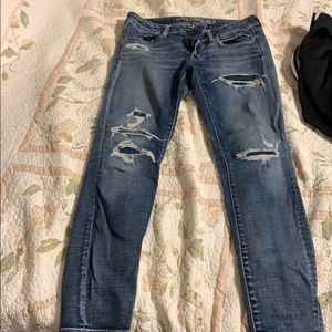 Distressed jeans with closed holes